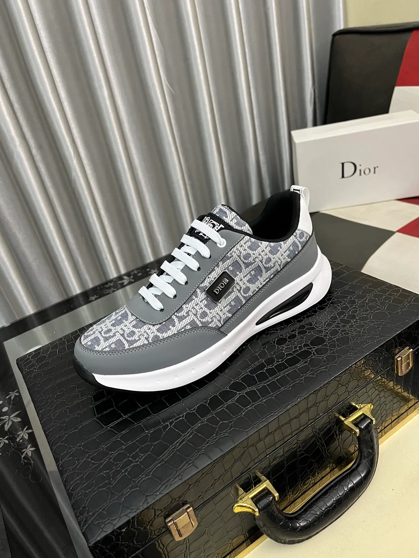 Men's men's shoes💰440⌚️⌚️Dior original quality.~ Unique modern style sneakers. 🏃A must-have casual shoe for trendy men😍😍 Original brand imported from Italy, imported original leather, sheep lining (refuses to discolor and grind feet) Sole: Original sole provided by the original factory, French lazy style design ⚠️Fit to the feet, original quality, super comfortable original sole. Just like shooting the real thing 🎬The real thing is better, code number: 38-443️⃣colors available